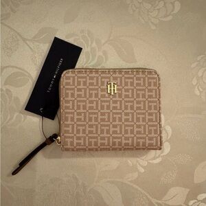 NWT Tommy Hilfiger Women’s Beige Wallet